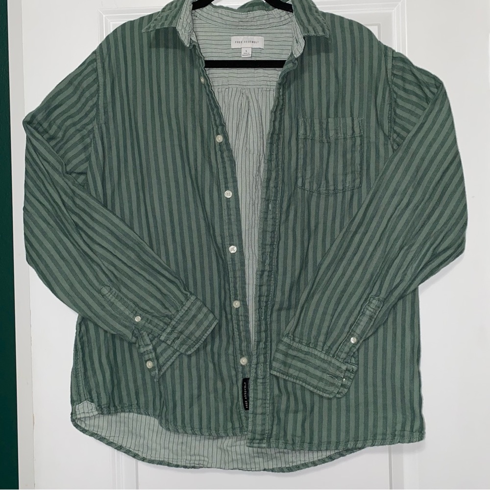 Free Assembly Button Up